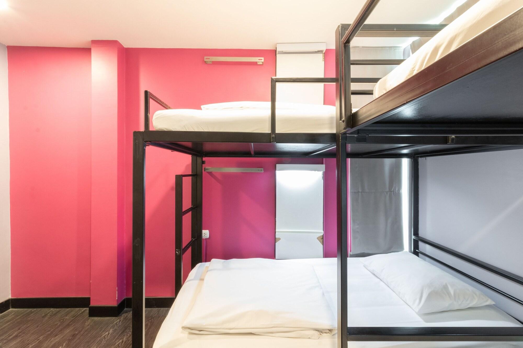 Cheqinn Hostel - Sukhumvit 4 Nana Plaza Bangkok Ngoại thất bức ảnh