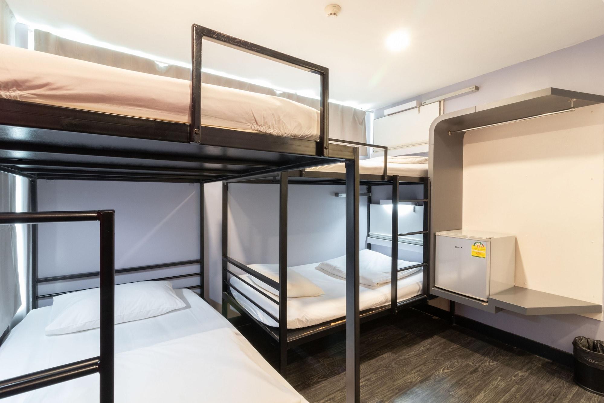 Cheqinn Hostel - Sukhumvit 4 Nana Plaza Bangkok Ngoại thất bức ảnh