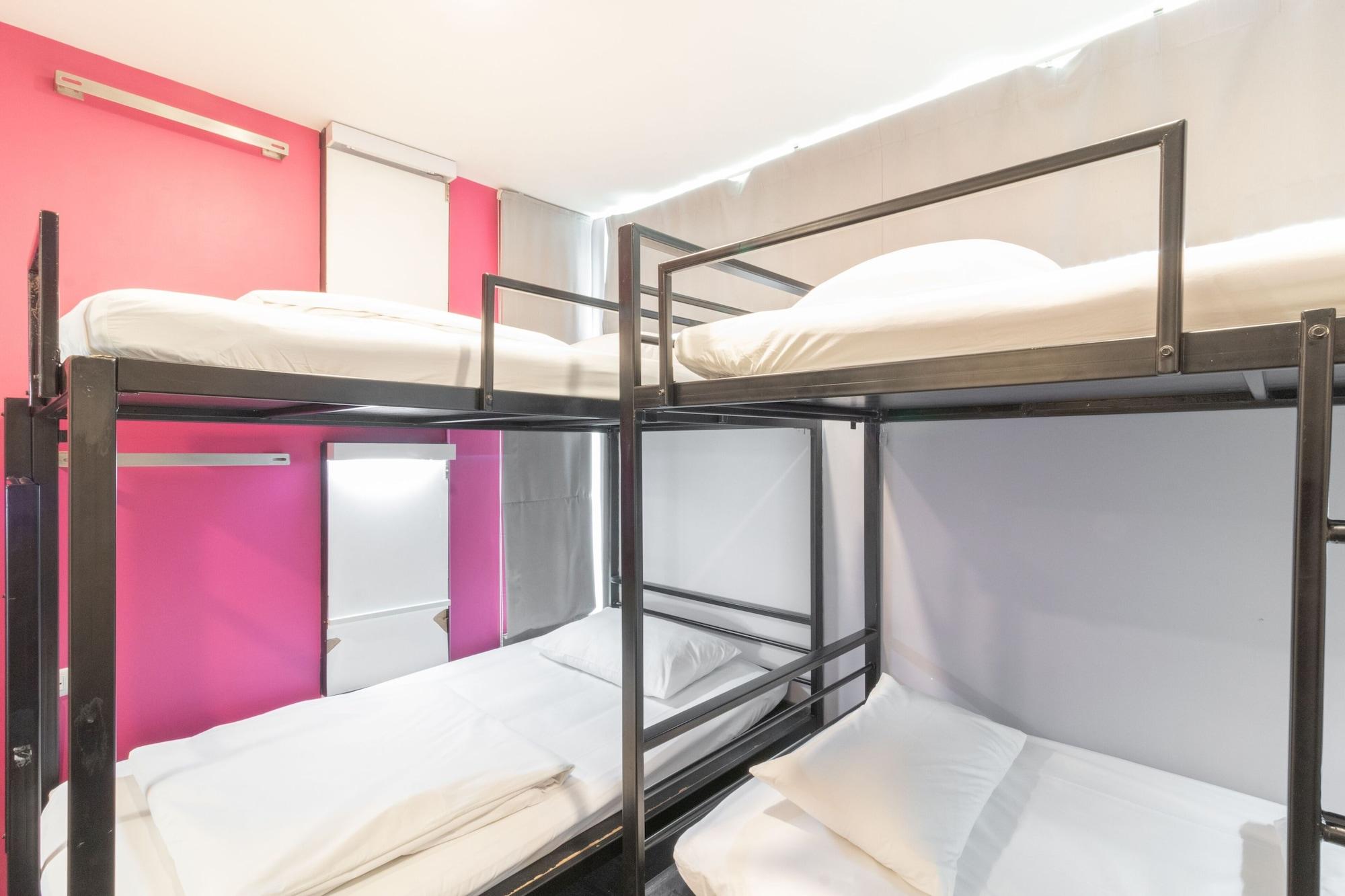 Cheqinn Hostel - Sukhumvit 4 Nana Plaza Bangkok Ngoại thất bức ảnh