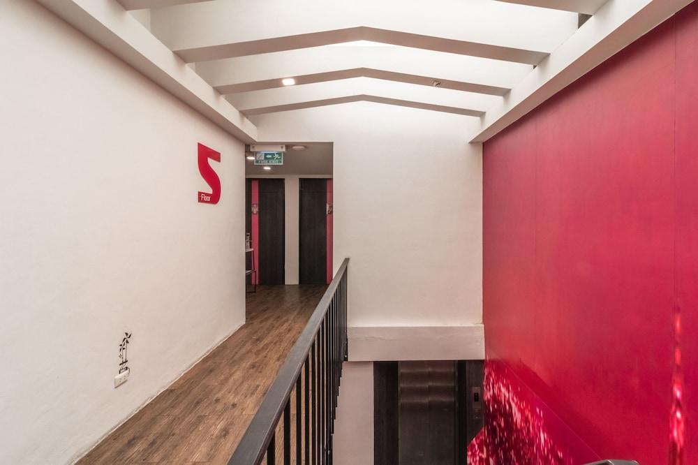 Cheqinn Hostel - Sukhumvit 4 Nana Plaza Bangkok Ngoại thất bức ảnh