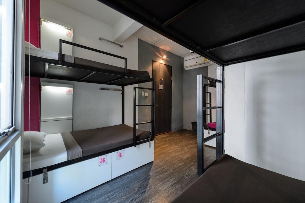 Cheqinn Hostel - Sukhumvit 4 Nana Plaza Bangkok Ngoại thất bức ảnh