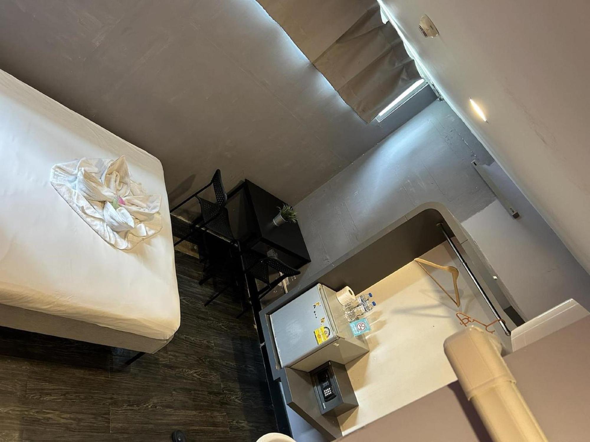 Cheqinn Hostel - Sukhumvit 4 Nana Plaza Bangkok Ngoại thất bức ảnh