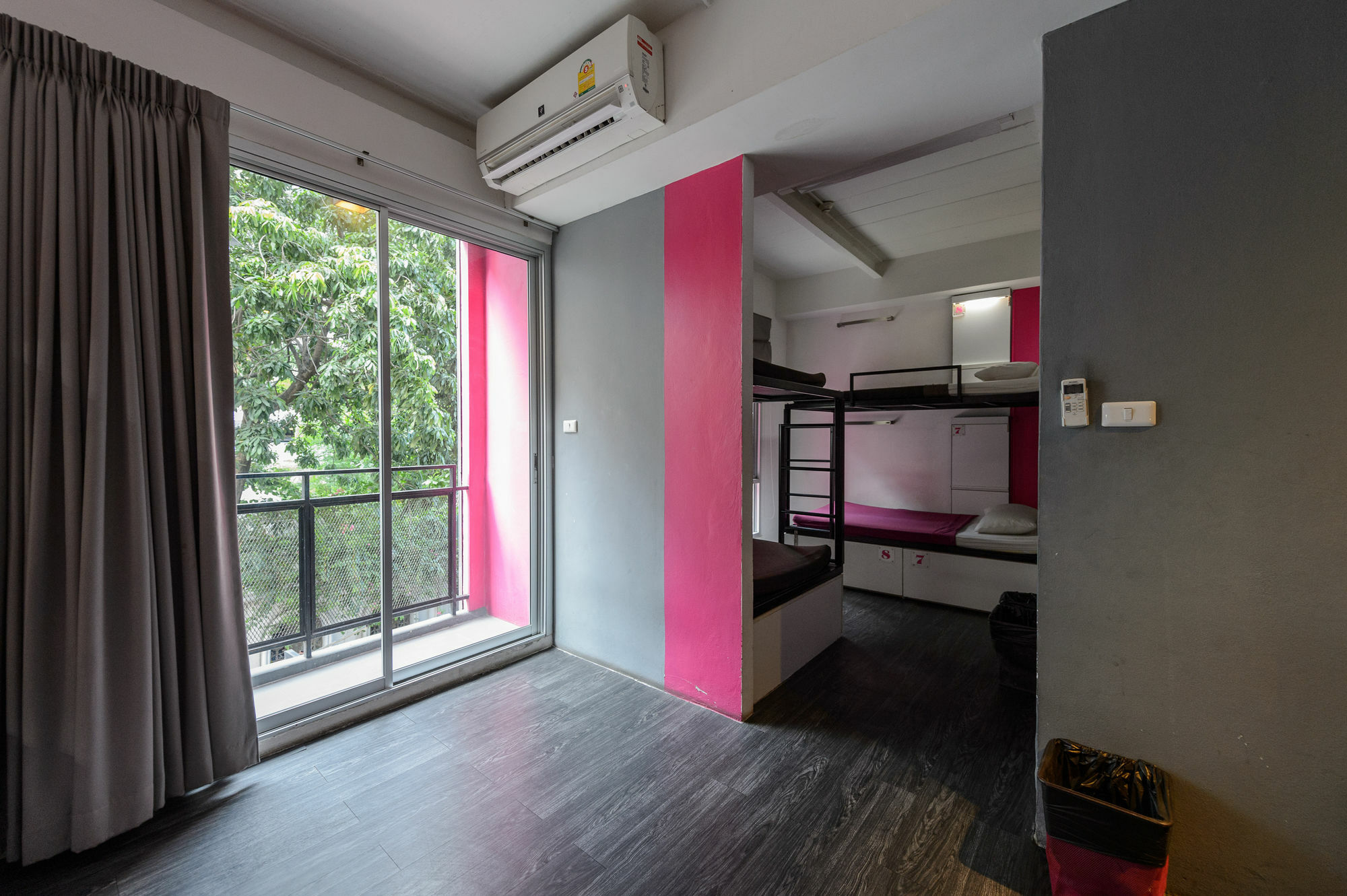 Cheqinn Hostel - Sukhumvit 4 Nana Plaza Bangkok Ngoại thất bức ảnh